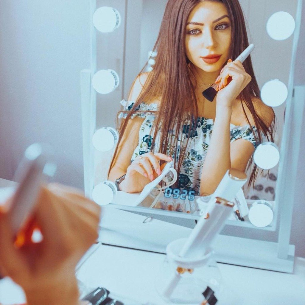 hollywood vanity mirror with lights with model applying makeup